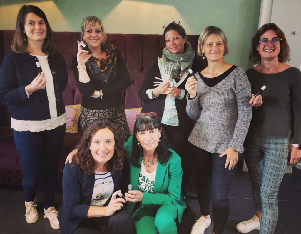 Ateliers team building cosmétique, rouge à lèvres et parfum avec Sandrine