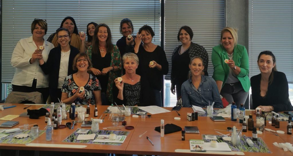 Ateliers team building séminaire events cosmétique, rouge à lèvres et parfum avec Sandrine