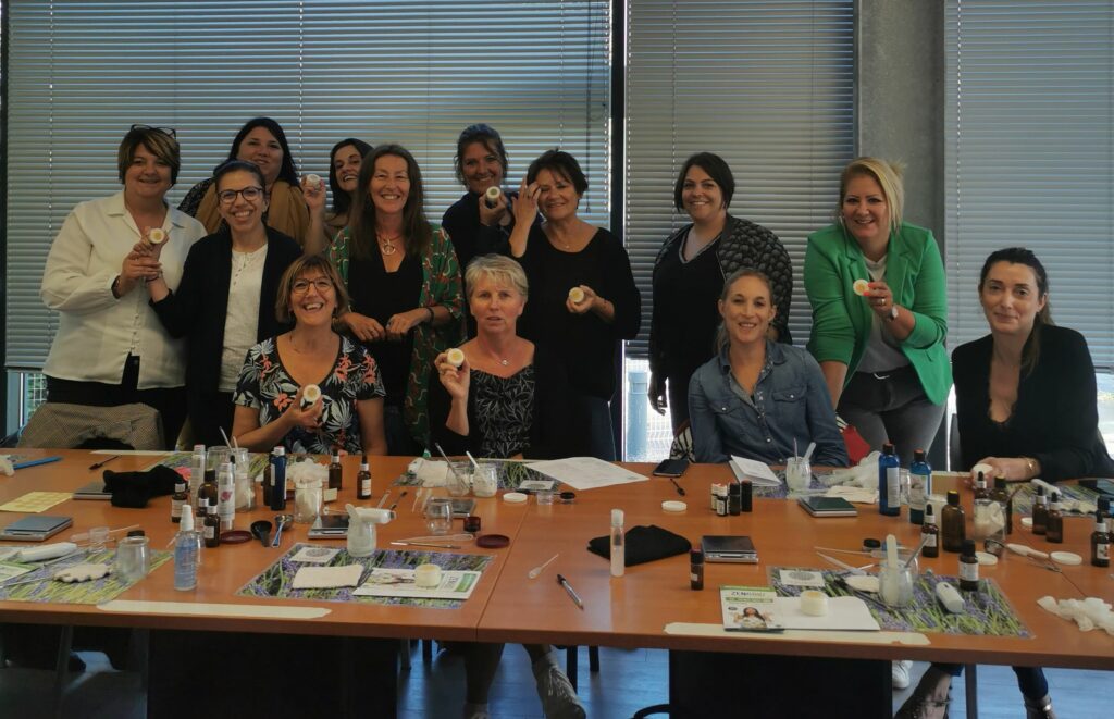 Ateliers team building séminaire events cosmétique, rouge à lèvres et parfum avec Sandrine