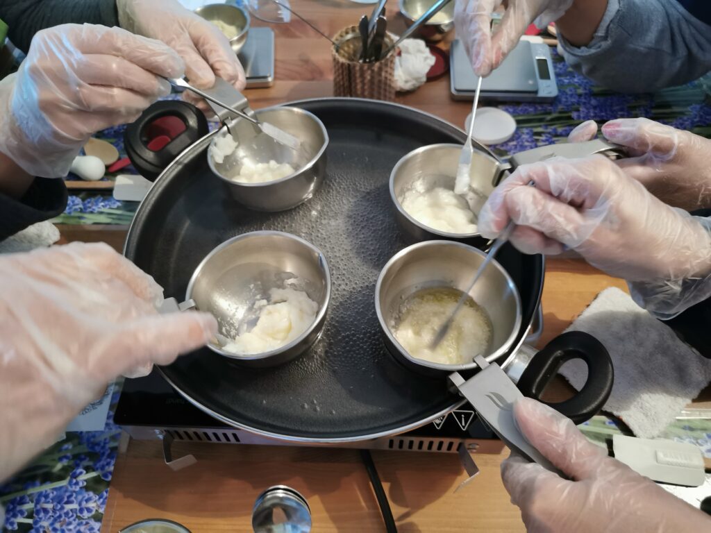 Ateliers cosmétiques, rouges à lèvres et parfums